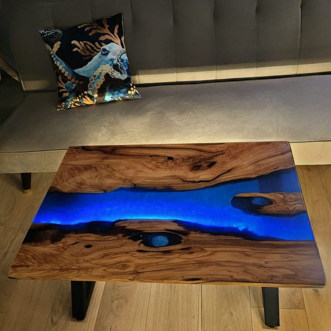 Table rivière époxy, table époxy sur mesure, table en bois et résine époxy, table rivière bois naturel, table époxy design, table moderne époxy, meuble époxy bois, table sur mesure en époxy, table résine époxy, meuble unique en résine, table artisanale époxy, table de salle à manger époxy, table époxy personnalisée, table rivière bois époxy, meuble contemporain époxy, table en bois époxy, design de table rivière époxy, création artisanale époxy, table en résine époxy sur mesure, table rivière bois et époxy, table avec résine époxy, meubles en bois et époxy, table basse époxy, îlot de cuisine époxy, décoration époxy, étagère époxy, tableau en époxy, plateau en époxy, mobilier époxy, déco en résine époxy, étagère sur mesure époxy, objet déco époxy